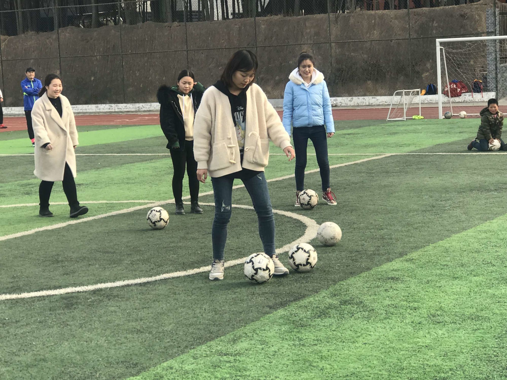 体育小游戏_体育游戏小班教案_体育游戏小兔赛跑的中班教案