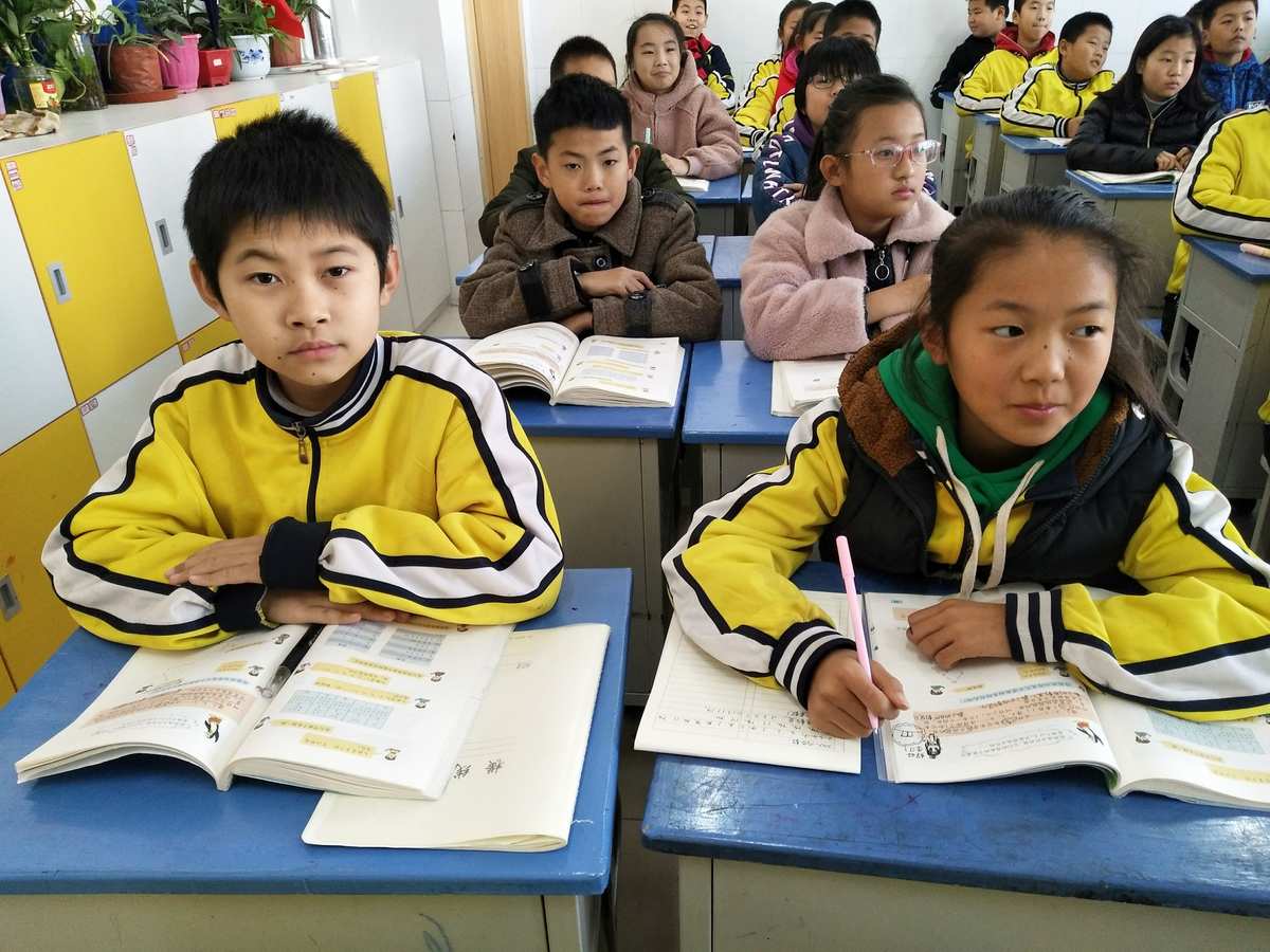 同桌看你_偷窥女同桌_同桌经常偷看你答案怎么办