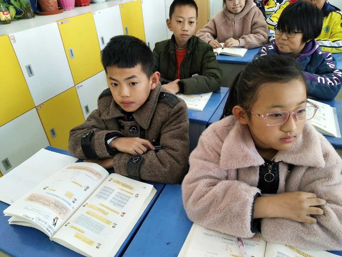 偷窥女同桌_同桌经常偷看你答案怎么办_同桌看你
