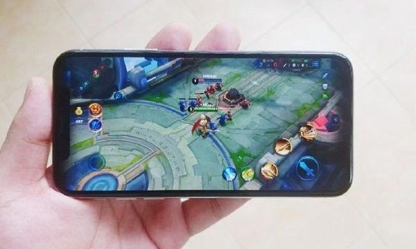 玩游戏真的会伤手机吗图片_玩手机打游戏图片_玩手机游戏照片