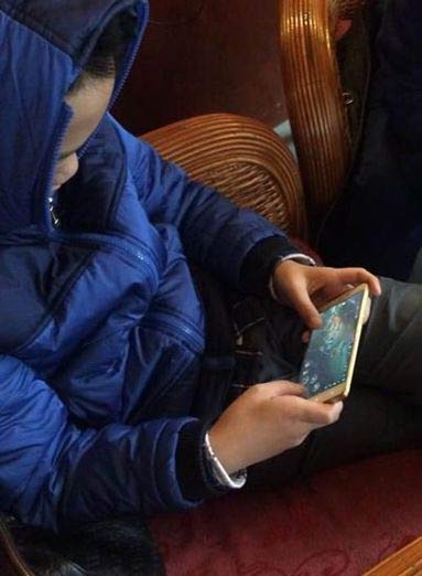 小朋友玩手机游戏好不好_外面小孩玩手机好游戏叫什么_小孩在外面玩手机游戏好吗