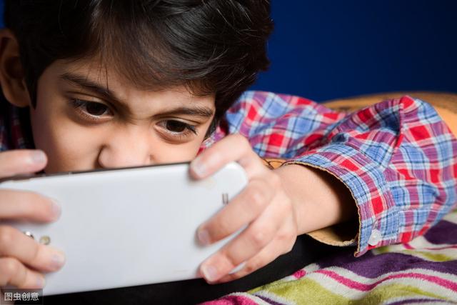 孩子拿手机玩游戏_小孩子手机上玩的游戏_孩子玩手机游戏危害
